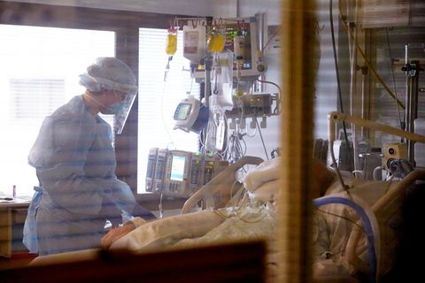 Krankenschwester und Patient auf Intensivstation