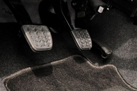 Gas und Kupplung eines Autos.