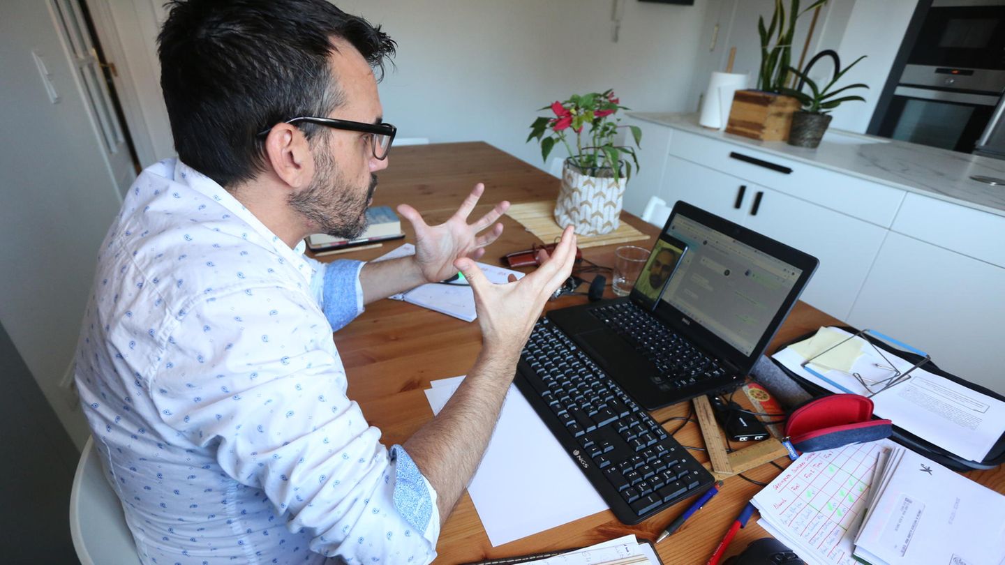 Psychotherapeut telefoniert mit Patienten