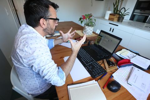 Psychotherapeut telefoniert mit Patienten