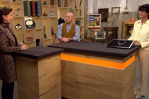 "Bares für Rares"-Gast Heidi Fischer erklärt Moderator Horst Lichter und Expertin Heide Rezepa-Zabel, wie sie zu dem Collier kam - dank einer Verlosung.
