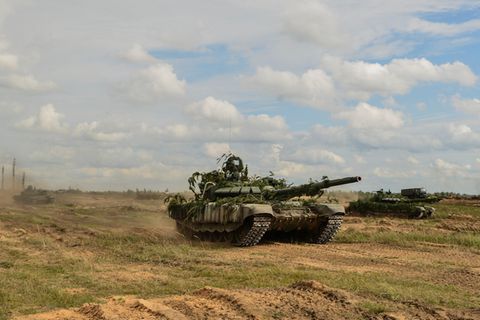 in Übungen wie Zapad 2017 setzt der Kreml große Mengen an echten Truppen ein.