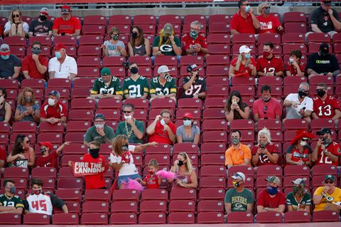 Maske und Abstand - die Accessoires beim diesjährigen Super Bowl im Raymond James Stadion in Tampa, Florida