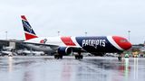 Das Flugzeug in den Farben der New England Patriots brachte keine Football-Mannschaft, sondern kürzlich mit einem Sonderflug Masken aus Shenzhen nach Boston.