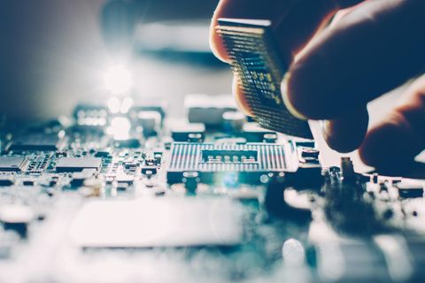 Der Ryzen 7 3700X wird in seinen Sockel gelegt.