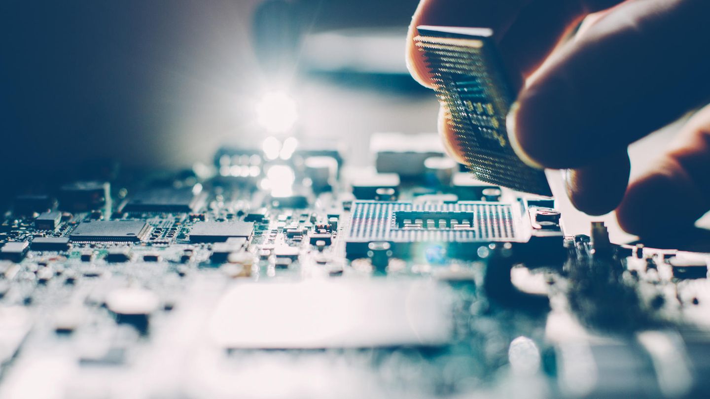 Der Ryzen 7 3700X wird in seinen Sockel gelegt.