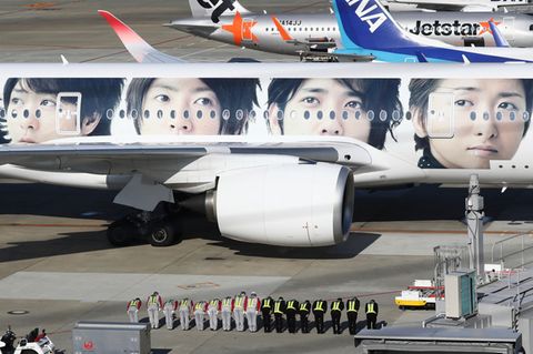 Das Bodenpersonal vom Flughafen Fukuoka in Japan erweist dem Arzt Testu Nakamura die letzte Ehre und verneigt sich. An Bord des Flugzeuges von Japan Air Lines sind die sterblichen Überreste des 73-jährigen Japaners, der sich seit den 1980er Jahren für die medizinische Versorgung der afghanischen Bevölkerung einsetzte und in Pakistan erschossen wurde. Die Überführung des Leichnams fand an Bord eines Airbus A350 statt, den vier Gesichter der japanischen Boygroup Arashi schmücken.