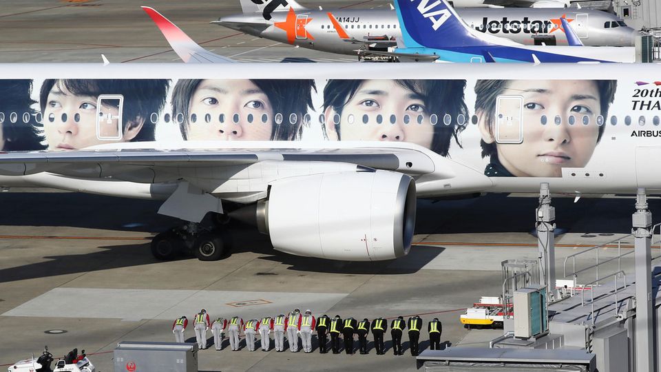 Das Bodenpersonal vom Flughafen Fukuoka in Japan erweist dem Arzt Testu Nakamura die letzte Ehre und verneigt sich. An Bord des Flugzeuges von Japan Air Lines sind die sterblichen Überreste des 73-jährigen Japaners, der sich seit den 1980er Jahren für die medizinische Versorgung der afghanischen Bevölkerung einsetzte und in Pakistan erschossen wurde. Die Überführung des Leichnams fand an Bord eines Airbus A350 statt, den vier Gesichter der japanischen Boygroup Arashi schmücken.