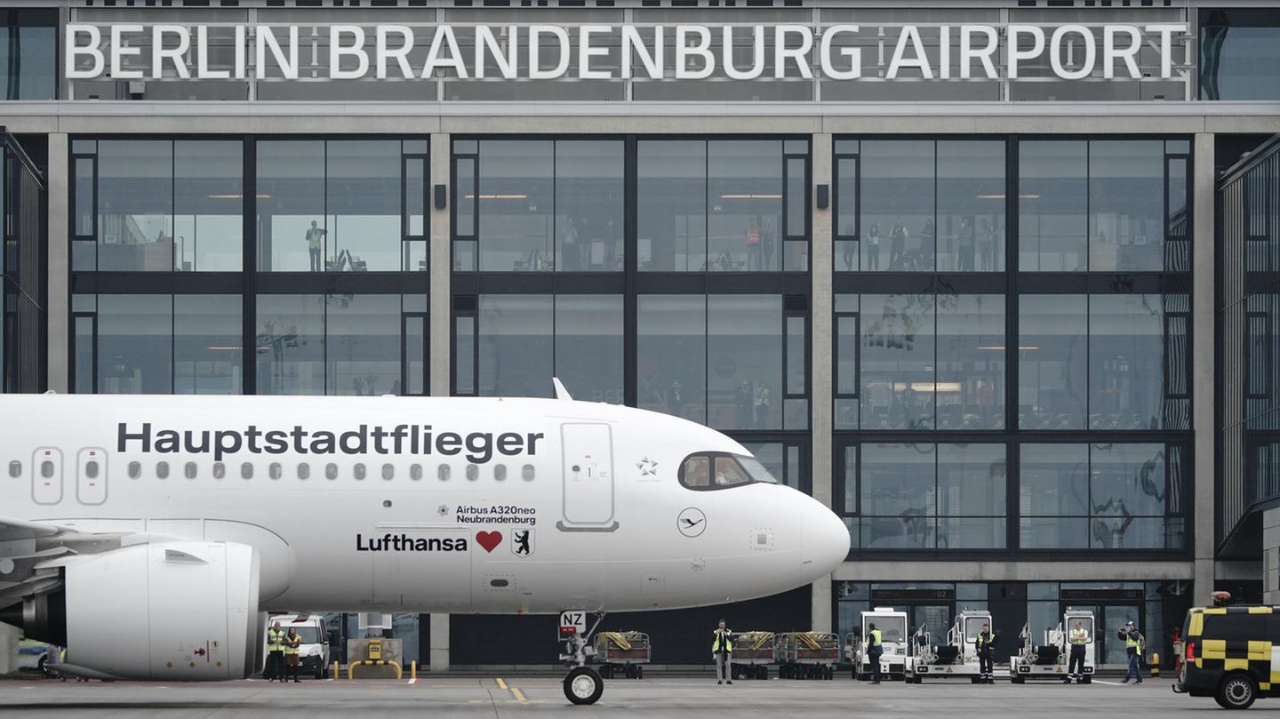 Als einer der ersten Flugzeuge landete am 31. Oktober 2020 ein Airbus A320neo der Lufthansa aus München kommend mit der Aufschrift "Hauptstadtflieger" auf dem neu eröffneten Flughafen Berlin Brandenburg Willy Brandt (BER).