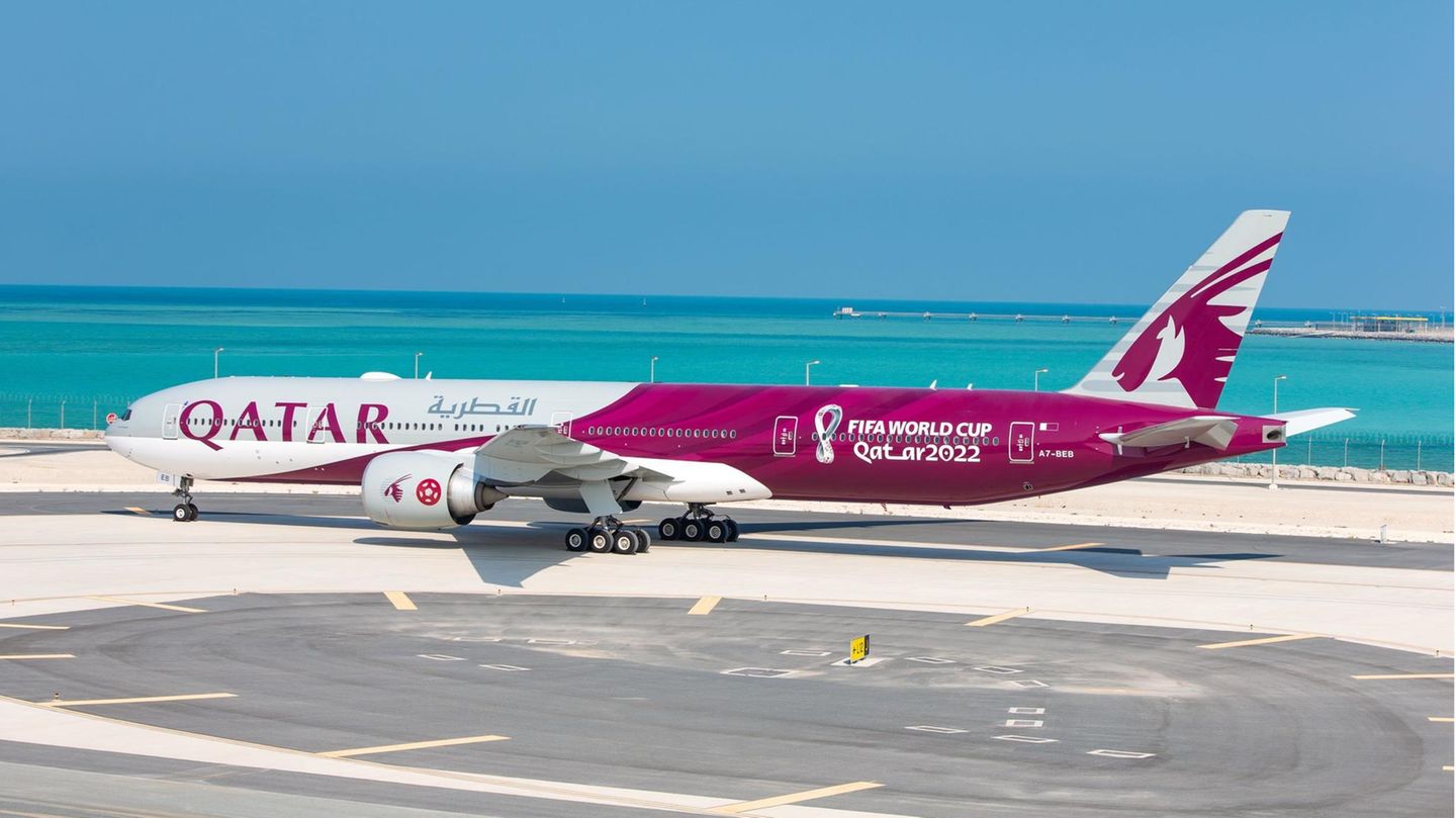Der Countdown für die Fußball-WM in Doha läuft. Qatar Airways hat deshalb eine spezielle Bemalung einer Boeing 777-300ER am 21. November 2020 enthüllt, genau zwei Jahre vor dem Anpfiff des Fifa World Cup. Die Airline ist offizieller Partner des Sportereignisses.