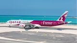 Der Countdown für die Fußball-WM in Doha läuft. Qatar Airways hat deshalb eine spezielle Bemalung einer Boeing 777-300ER am 21. November 2020 enthüllt, genau zwei Jahre vor dem Anpfiff des Fifa World Cup. Die Airline ist offizieller Partner des Sportereignisses.