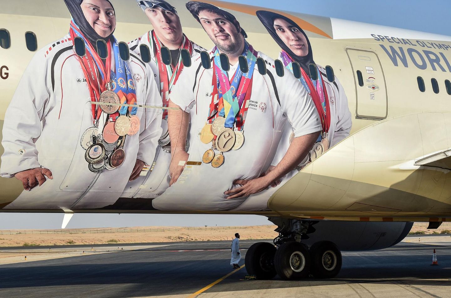 Im hinteren Teil des Rumpfes einer Boeing 787 von Etihad zieren vier Sportler, die bei den Special Olympics World Games im Frühjahr 2019 für die Vereinigten Arabischen Emirate antraten.