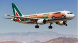 Mit Werbeeinnahmen versucht seit Jahren die nur Verluste einfliegende Alitalia ihr Defizit zu reduzieren: Der Airbus A320 mit dem Kennzeichen EI-DSW fliegt Reklame für einen US-Geländewagen.