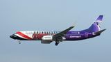 Hier fliegt auf der Boeing 737-800 der Fluggesellschaft Egypt Air die ägyptische Fußball-Nationalmannschaft als Sonderbemalung auf dem Rumpf mit.