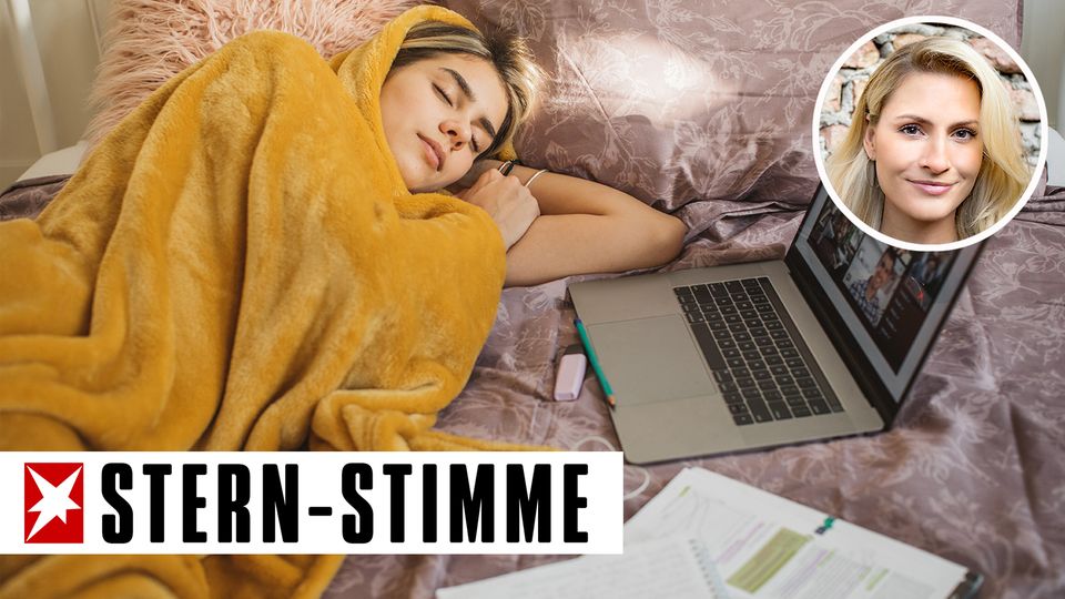 Mädchen mit Laptop im Bett