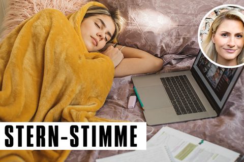 Mädchen mit Laptop im Bett