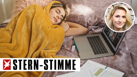 Mädchen mit Laptop im Bett