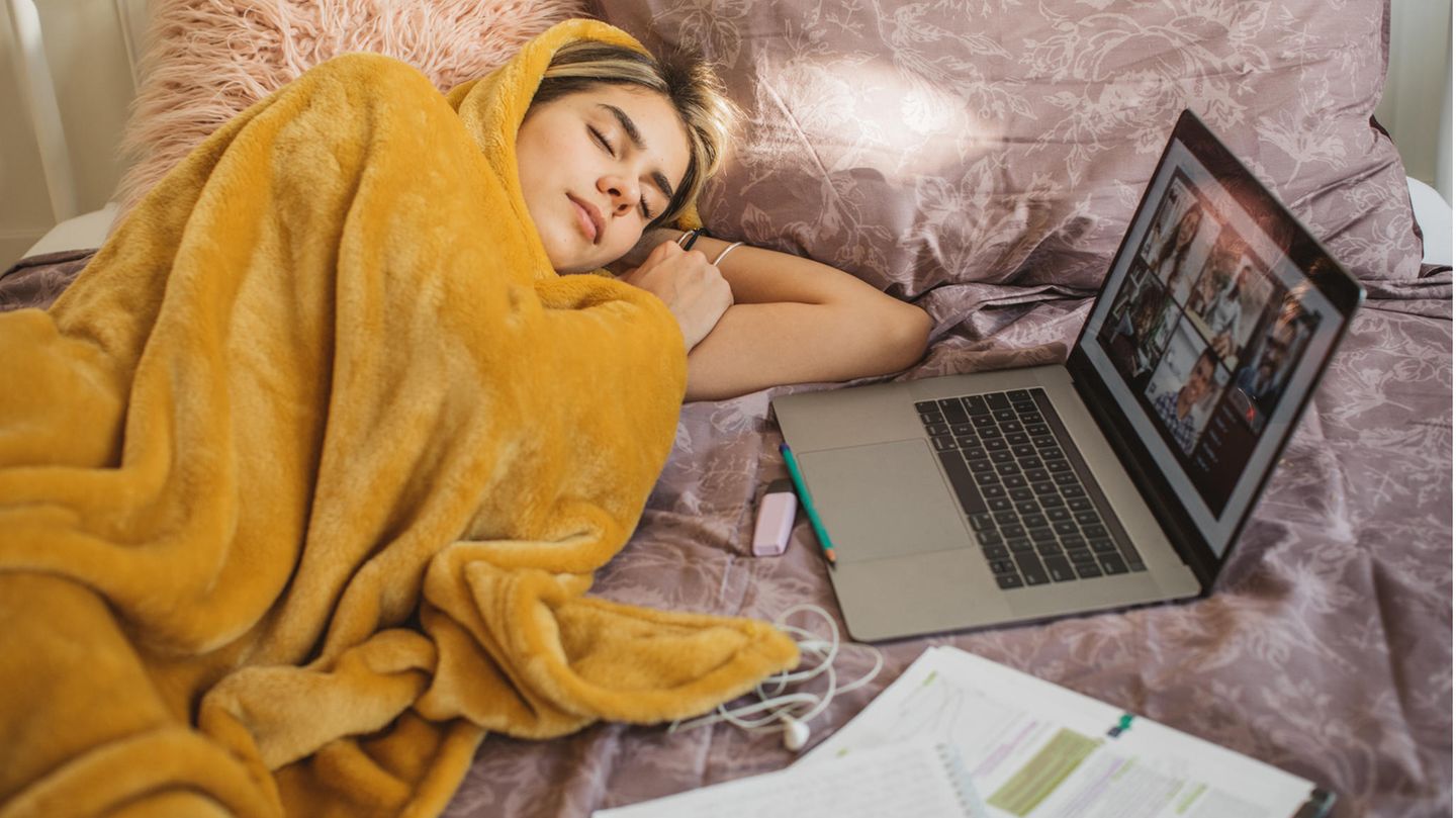 Mädchen mit Laptop im Bett