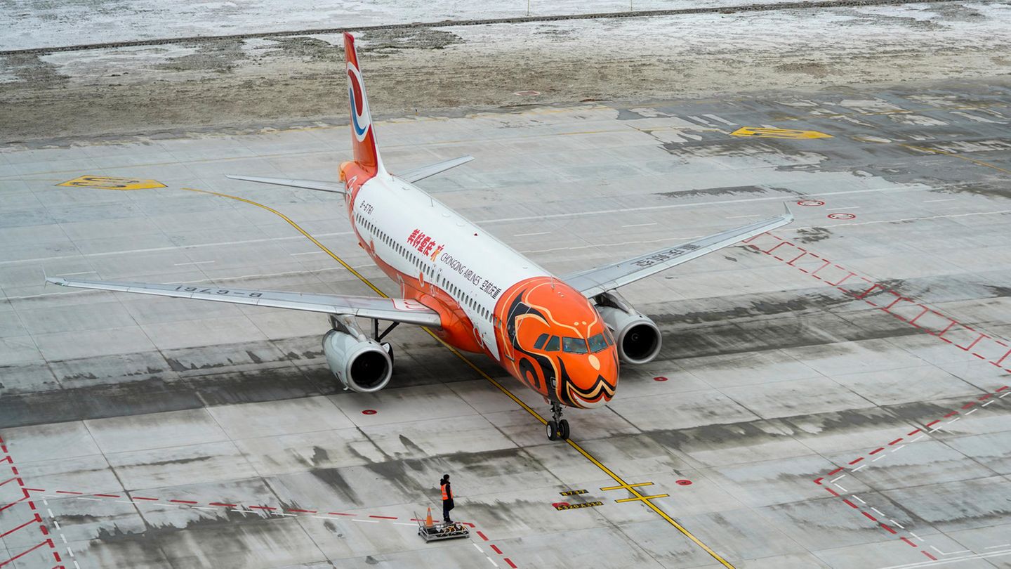 Landung des als Vogel Phönix lackierten Airbus A320 von Chongqing Airlines, eine Tochterfirma der großen China Southern Airlines, als erster Linienflug überhaupt auf dem kurz vor Weihnachten 2020 eröffneten neuen Xiannyushan Airport.