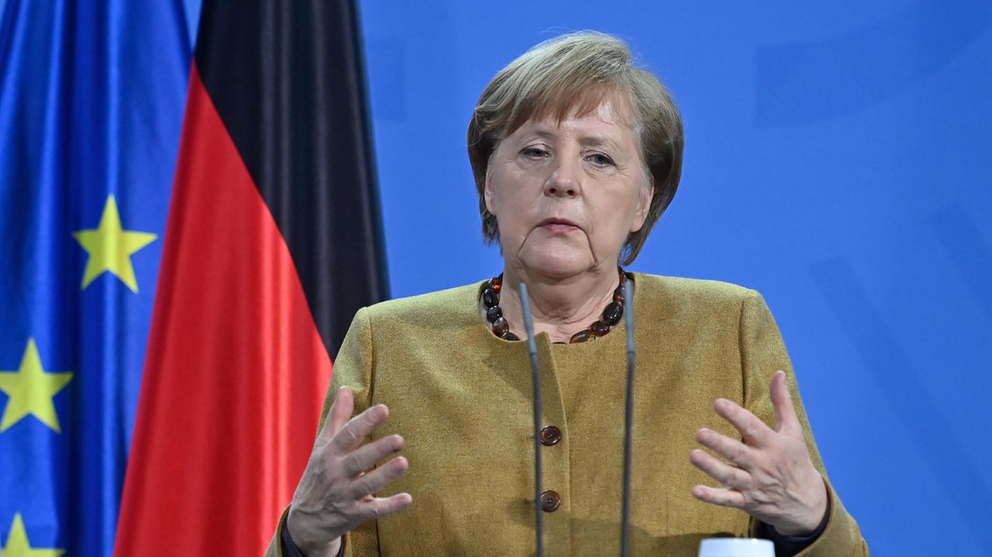Angela Merkel am Rednerpult mit ernstem Gesicht