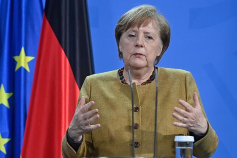 Angela Merkel am Rednerpult mit ernstem Gesicht