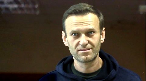 Alexej Nawalny hinter einer Glasscheibe im Gerichtssaal 