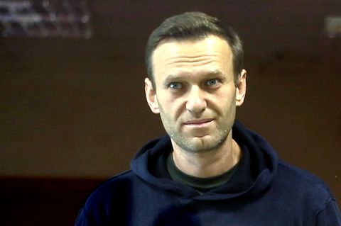 Alexej Nawalny hinter einer Glasscheibe im Gerichtssaal 
