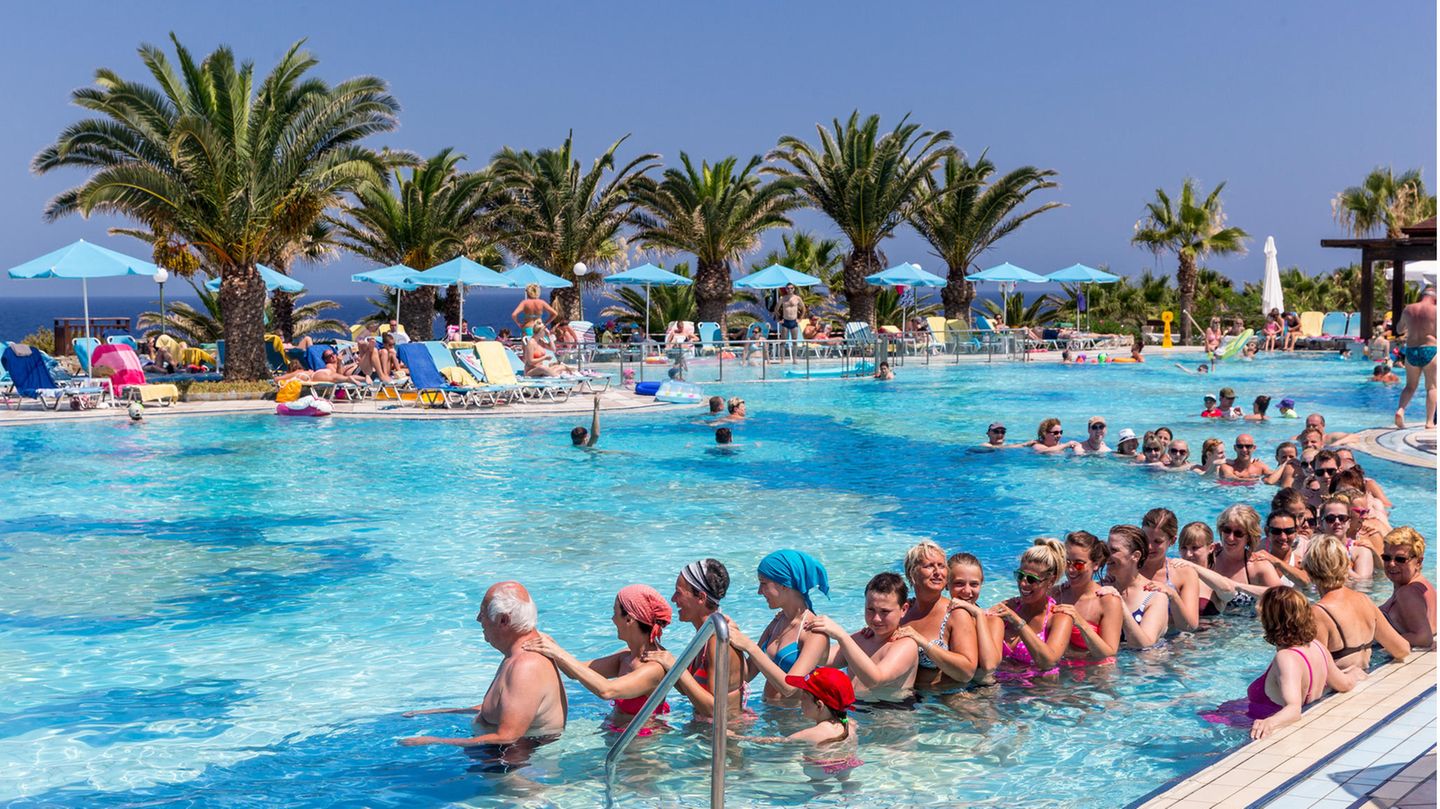 Ein Bild aus Zeiten unbeschwerten Reisens: Pauschalurlauber in einer Hotelanlage auf der Insel Kreta in Griechenland.