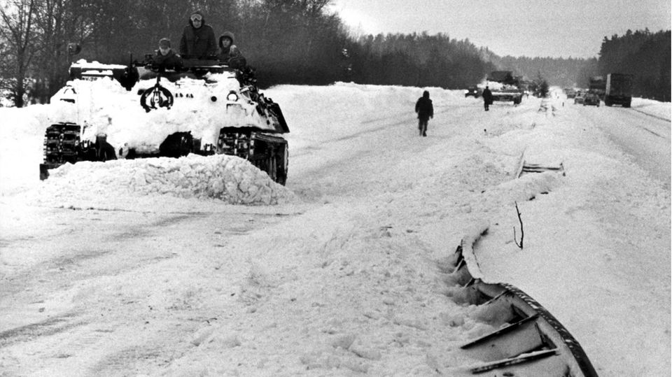 Panzer bei tiefen Schnee auf einer Autobahn, das Foto ist schwarzweiß