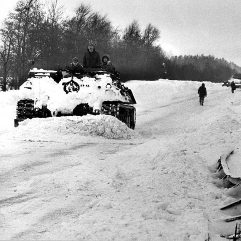 Panzer bei tiefen Schnee auf einer Autobahn, das Foto ist schwarzweiß
