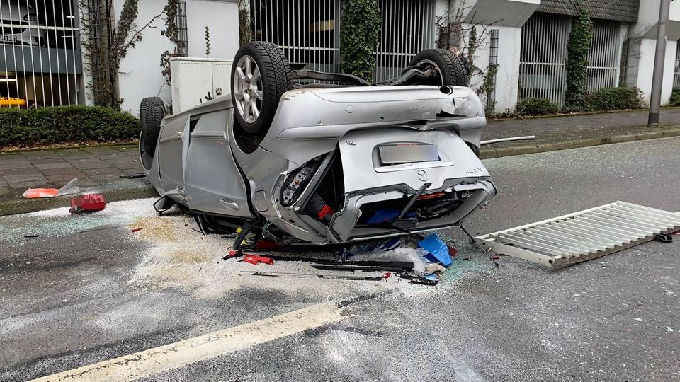 Nachrichten Deutschland Remscheid Der vom Parkdeck auf die Straße hinuntergestürzte Wagen liegt auf der Straße