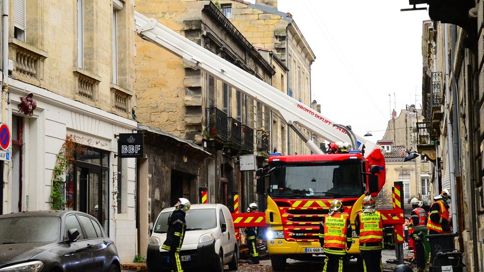 Feuerwehrleute sind nach einer heftige Explosion in Bordeaux im Einsatz