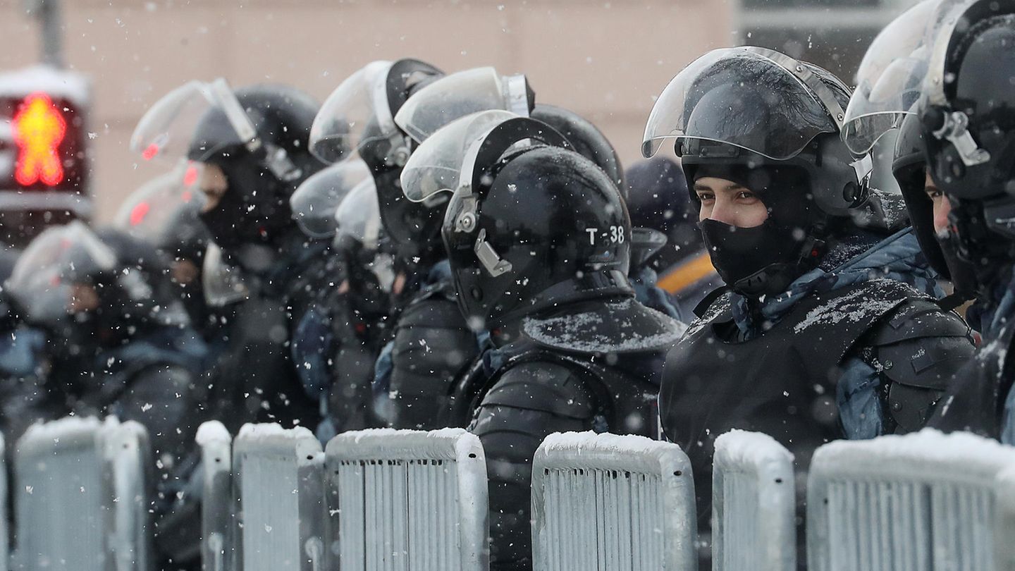 Eine Mannschaft der russischen Nationalgarde: Die Einheit ist berüchtigt für gewaltsames Vorgehen bei Festnahmen 