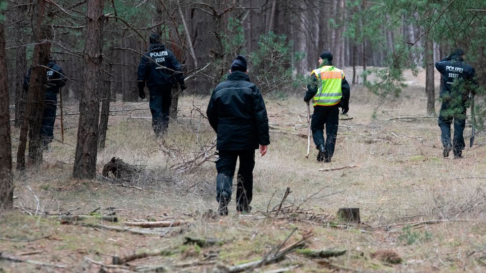 Polizisten durchsuchen ein Waldstück im Landkreis Oder Spree auf der Suche nach Rebecca