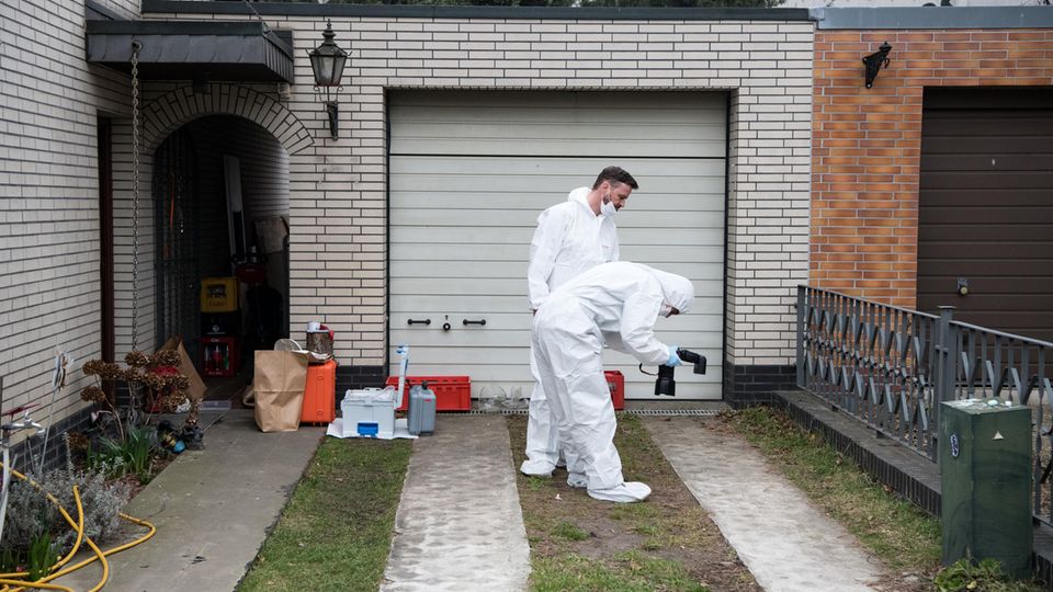 Kriminaltechniker der Berliner Polizei untersuchen das Haus und den Garten der Schwester der verschwundenen 15-jährigen Rebecca
