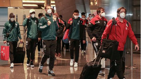 Die Bayern nach der Landung in Katar
