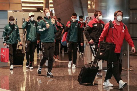 Die Bayern nach der Landung in Katar