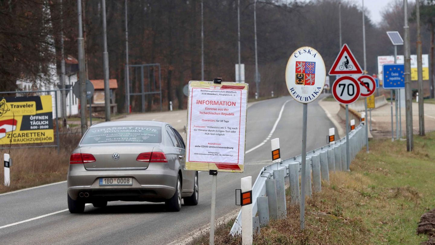 Ein Auto überquert die Grenze von Österreich nach Tschechien und passiert ein Schild mit der Aufschrift Information