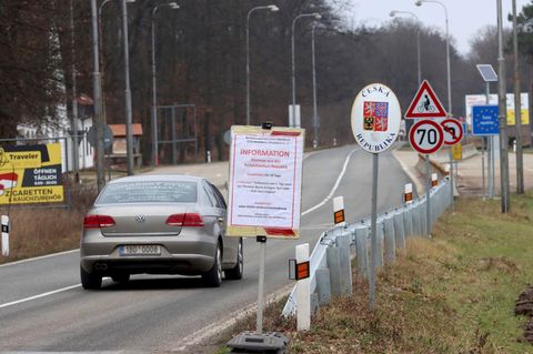 Ein Auto überquert die Grenze von Österreich nach Tschechien und passiert ein Schild mit der Aufschrift Information