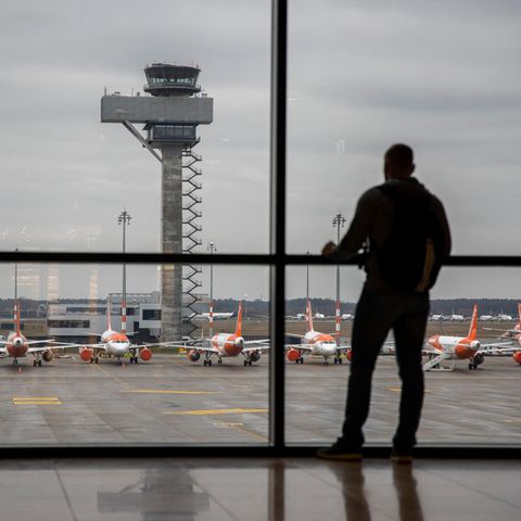 Ein Passagier wartet in einem Terminal auf dem Hauptstadt-Flughafen BER.