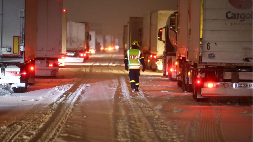 Nachrichten aus Deutschland – Lkw fahren sich reihenweise im Schnee fest