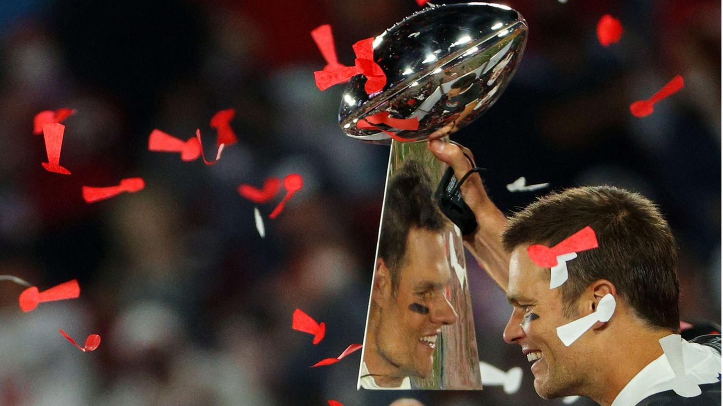 Tom Brady, Quaterback der Tampa Bay Buccaneers, mit der Lombardi-Trophäe, dem Siegespokal des Super-Bowl-Gewinners