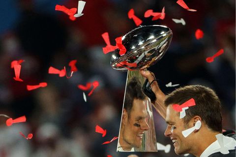 Tom Brady, Quaterback der Tampa Bay Buccaneers, mit der Lombardi-Trophäe, dem Siegespokal des Super-Bowl-Gewinners