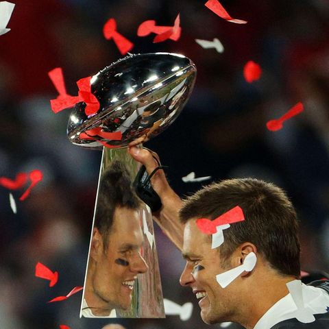 Tom Brady, Quaterback der Tampa Bay Buccaneers, mit der Lombardi-Trophäe, dem Siegespokal des Super-Bowl-Gewinners