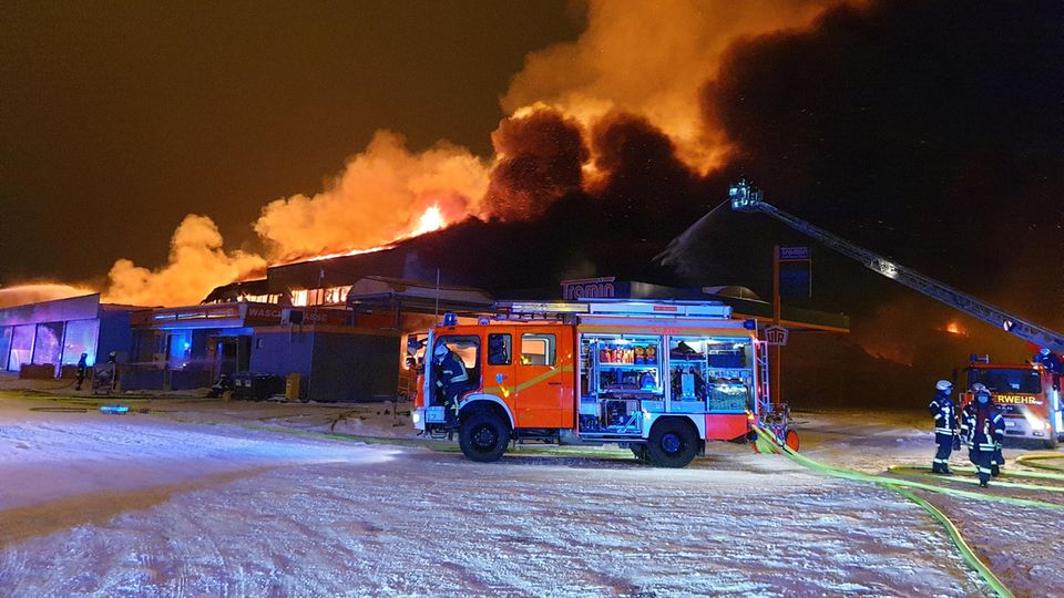 Wetter: Supermarkt in Flammen Wetter: Supermarkt in Flammen