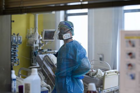 Coronavirus Deutschland: Ein Intensivpfleger auf einer Covid-19-Intensivstation