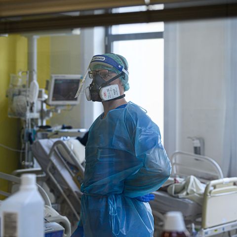 Coronavirus Deutschland: Ein Intensivpfleger auf einer Covid-19-Intensivstation