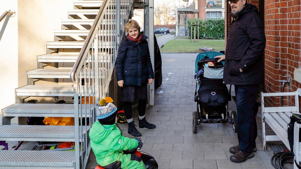Werner Wulf (64) holt Ole (1) und Anton (3) bei Mutter Carolin in Hamburg-Barmbek zum Spielen ab