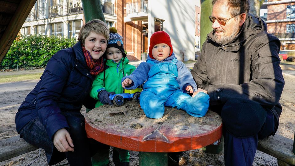 Wenn Zeit ist, besucht Carolin Pflüger (33) ihre Söhne und Werner Wulf kurz auf dem Spielplatz