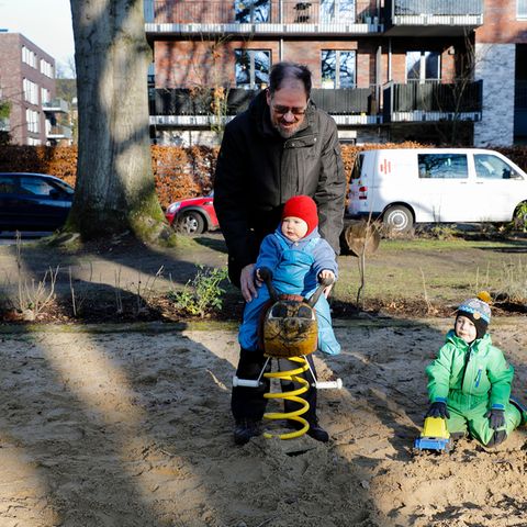 Am liebsten geht Opa Werner mit den Brüdern nach draußen: zum Spielplatz, S-Bahn fahren oder sie machen einen Ausflug in die Bücherhalle, um neuen Lesestoff zu holen
